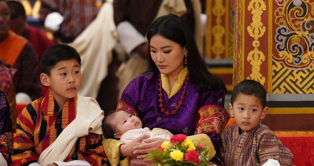 Královská rodina tajemného Bhútánu má nového člena: „Dračí“ král se pochlubil tříměsíční dcerou
