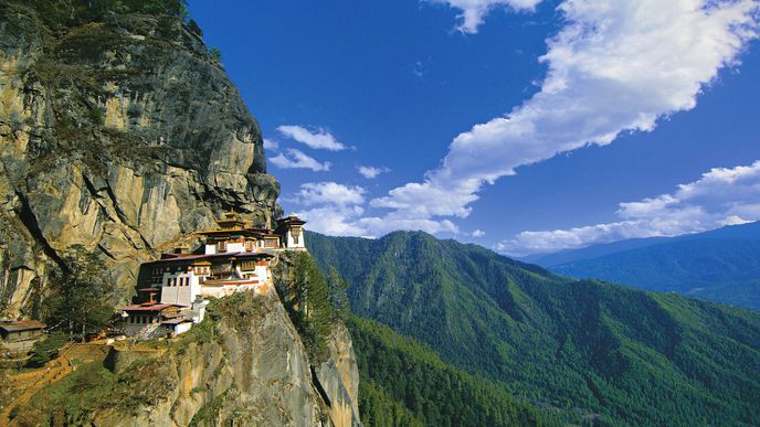 Bhútán leží na východním konci himálajských hor.