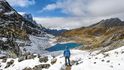 Za dvoudenní stoupání do sedla Karčung La jsme odměněni nádhernými výhledy na okolní jezera a hory, pokryté sněhem a ledovci