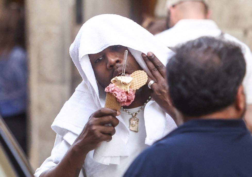 Kanye si zatím dal zmrzlinu.