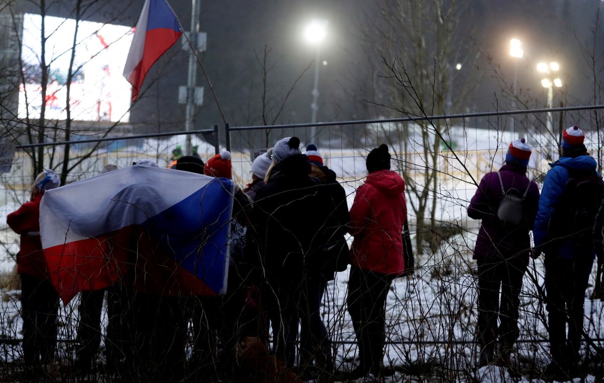 Fanoušci biathlonu musí fandit zpoza plotu