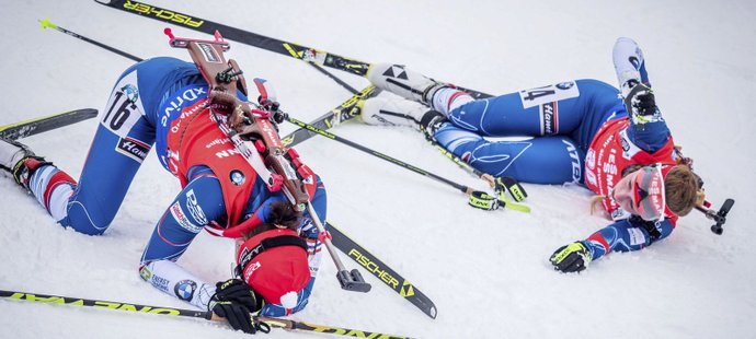 Vyčerpané biatlonistky v cíli stíhačky Světového poháru v Annecy