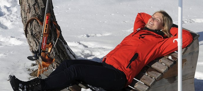 Gabriela Soukalová odpočívá na sluníčku v Anterselvě při závodech Světového poháru 2013