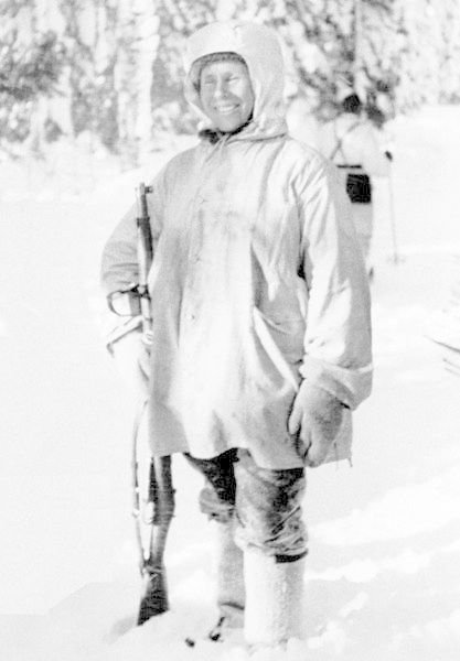 Superhrdina zimní války, sniper Simo Häyhä zvaný Bílá smrt. Na kontě měl za tři měsíce 505 zásahů.