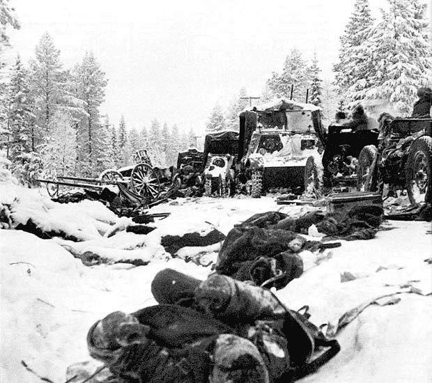 Sovětští padlí a opuštěná technika po bitvě na Raatské cestě