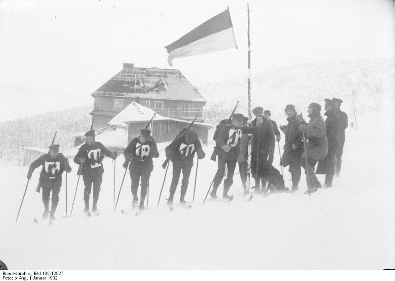 Předchůdce biatlonu, běh vojenských hlídek. Německý tým v Krkonoších, 1932.
