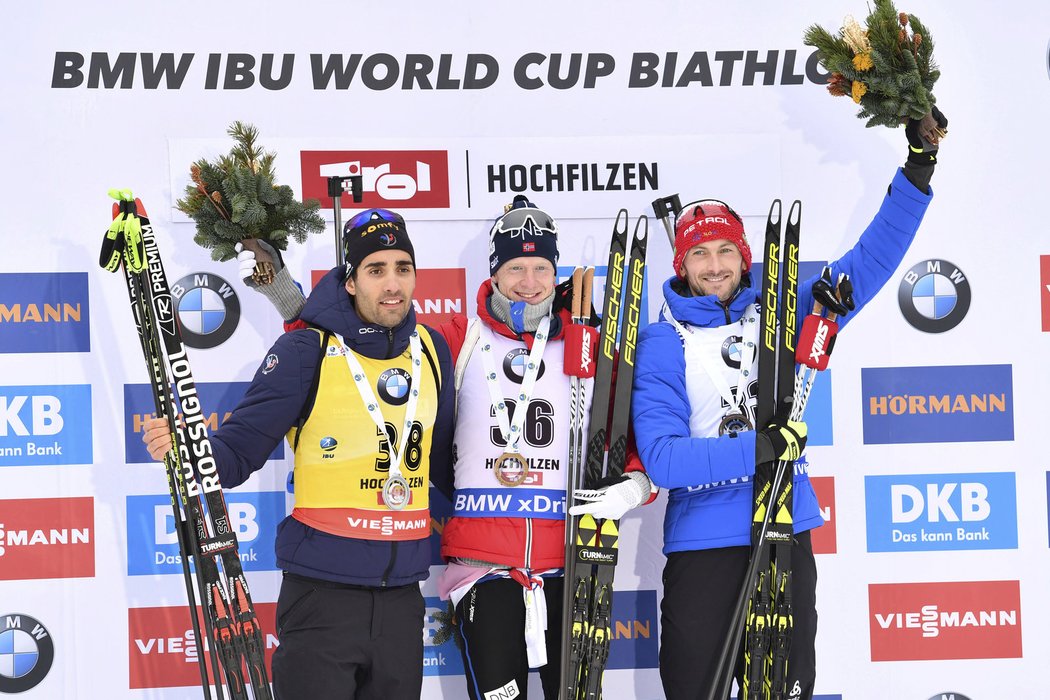 Tři nejlepší muži sprintu v Hochfilzenu: druhý Francouz Martin Fourcade, vítěz Johannes Thingnes Bö z Norska a třetí Slovinec Jakov Fak