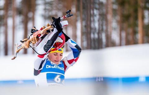 Biatlonistka Lucie Charvátová nastoupila s ukrajinskými barvami na hlavě