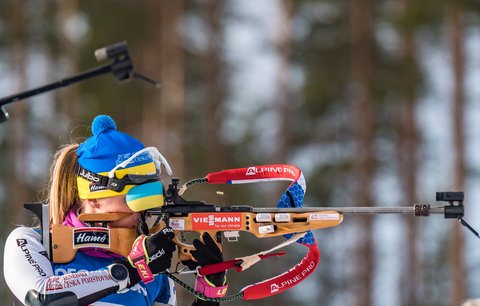 Markéta Davidová s ukrajinskou čepicí v závodě štafet 