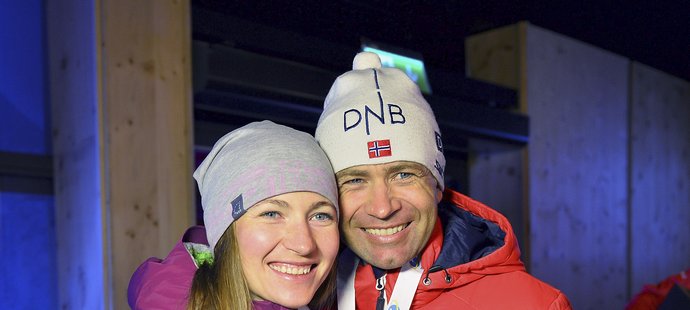 Darja Domračevová po boku manžela a další biatlonové legendy Oleho Einara Björndalena