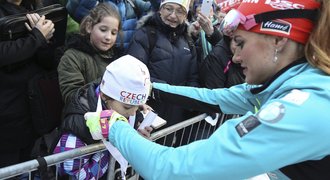 Úžasná Koukalová! Na domácí exhibici rozdala fanouškům své medaile