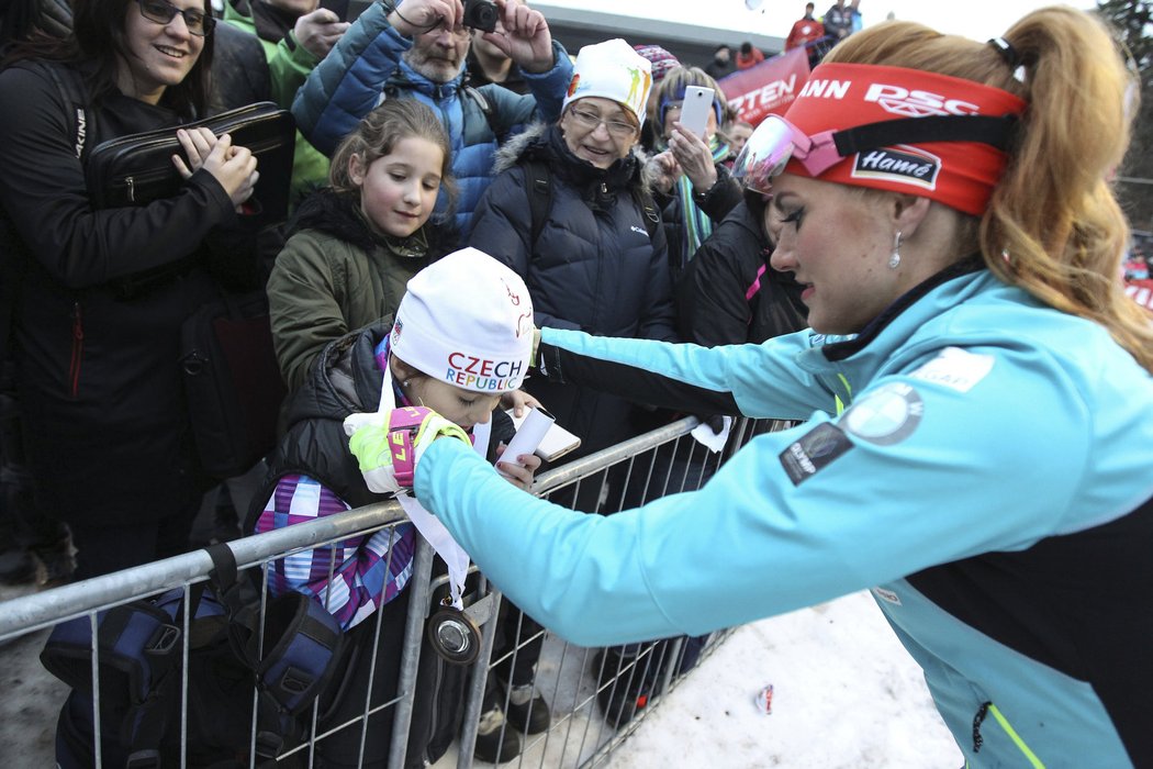 Pěkné gesto! Gabriela Koukalová darovala medaili malé fanynce Kateřině Zelnické