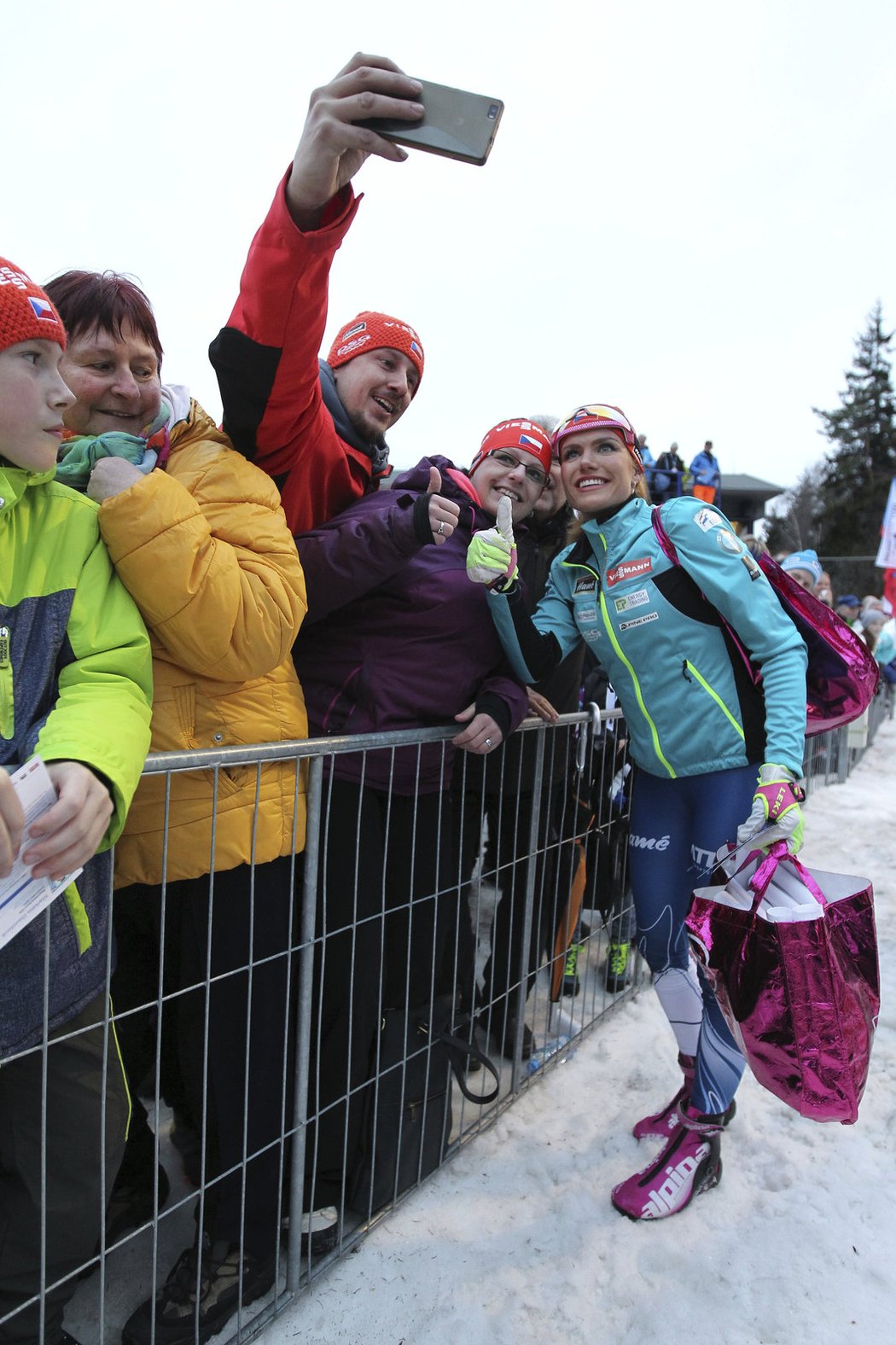 Selfie se šampionkou. Jeden z fanoušků se na exhibici v Jablonci fotil s Gabrielou Koukalovou.