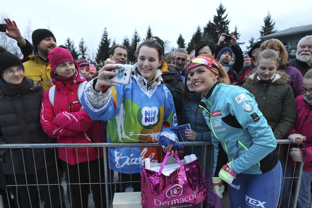 Gabriela Koukalová se ocitla v obležení fanoušků