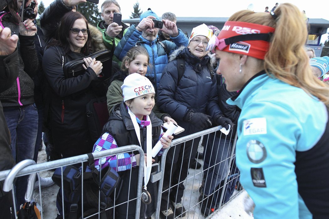 Biatlonistka Gabriela Koukalová rozdala některé své medaile ze Světového poháru