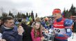 Ondřej Moravec se zdraví s fanoušky na biatlonové exhibici v Jablonci