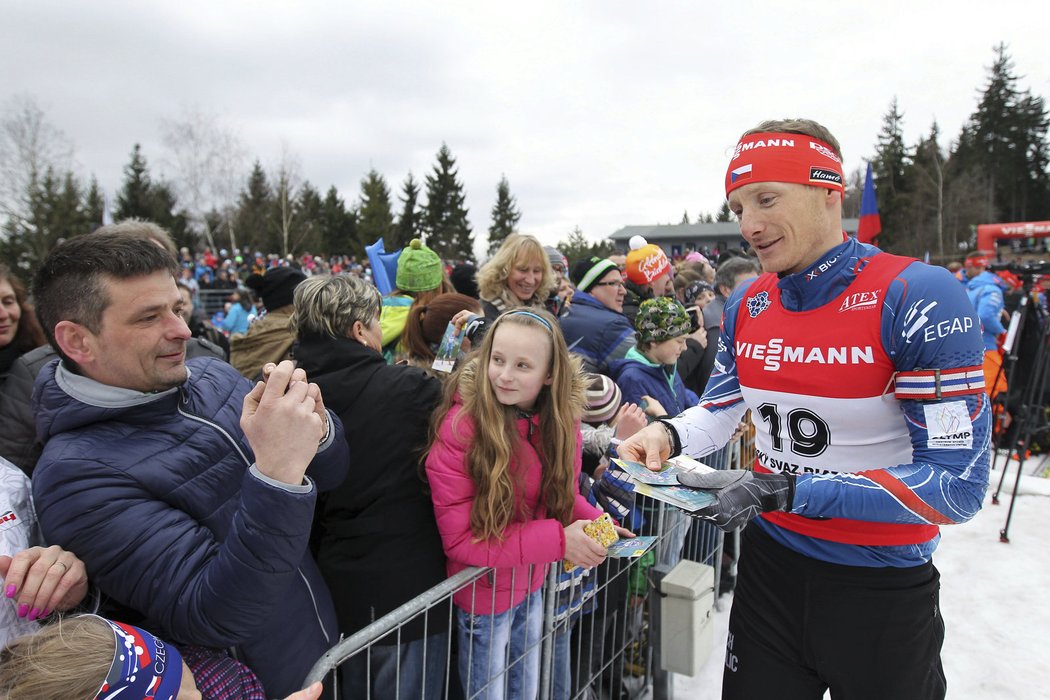 Ondřej Moravec se zdraví s fanoušky na biatlonové exhibici v Jablonci