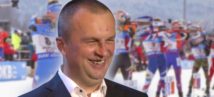 Prezident Českého svazu biatlonu Jiří Hamza dorazil do prostor Národního domu na Vinohradech jak po tréninku s profesionálním boxerem.