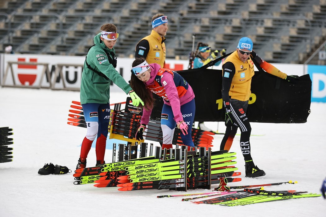 Čeští servisáci den před závody otestují 120 párů lyží.