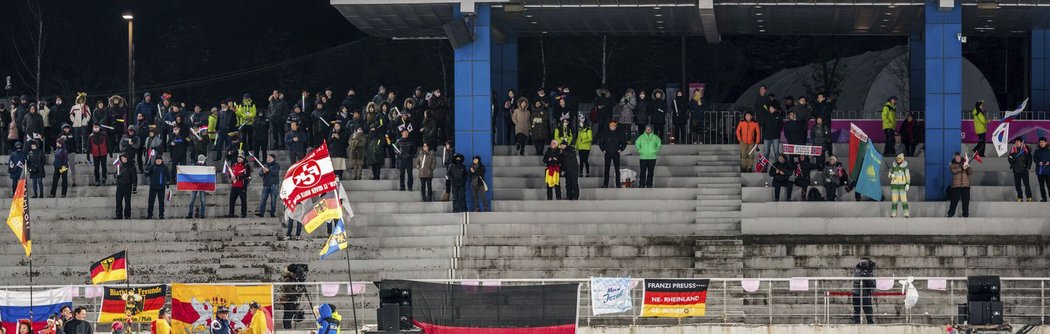 Tak vypadala atmosféra na tribunách při sprintu v Pchjongčchangu