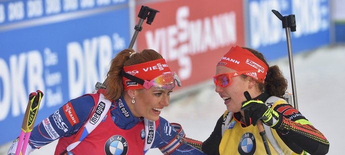 Gabriela Koukalová a Laura Dahlmeierová při závodě Světového poháru v Novém Městě na Moravě v roce 2016