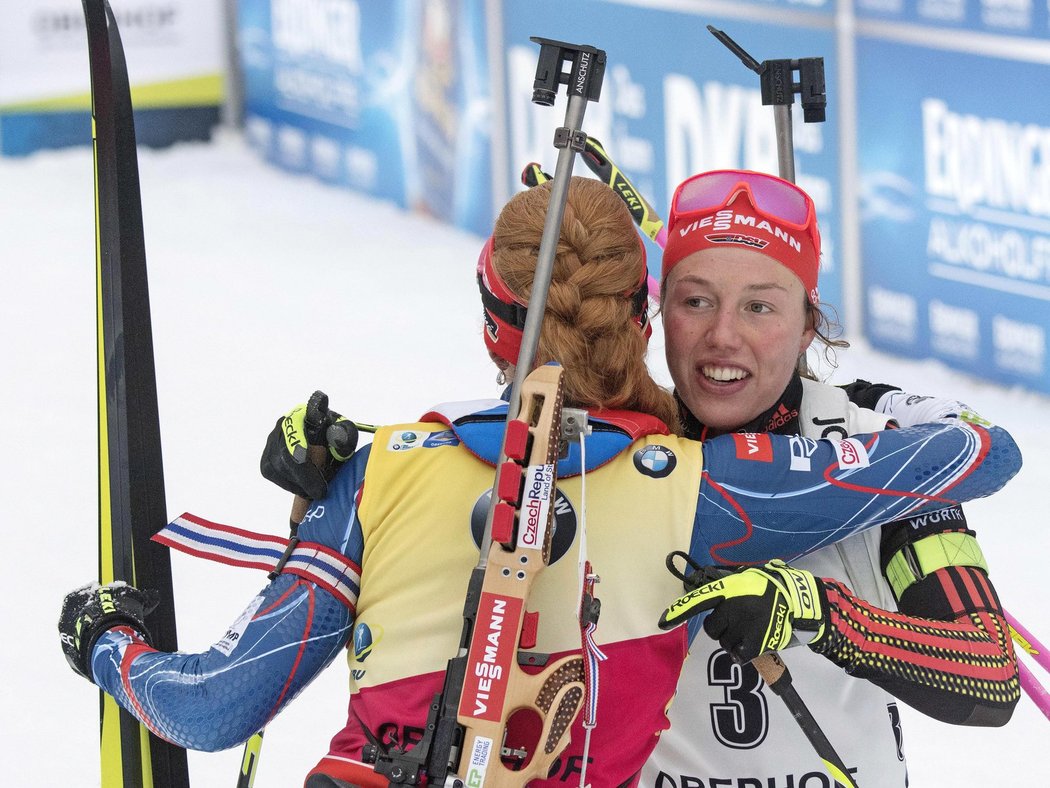 Gabriela Koukalová přijímá gratulace od domácí Laury Dahlmeierové