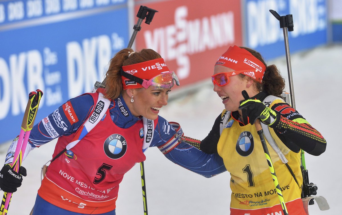 Gabriela Koukalová a Laura Dahlmeierová po finiši v Novém Městě na Moravě