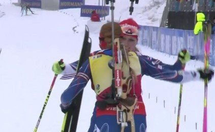 Velká česká radost v cíli! První Gabriela Koukalová běžela pogratulovat třetí Evě Puskarčíkové.
