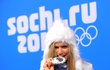 2014. Gabriela Koukalová při medailovém ceremoniálu na olympiádě v Soči s jedním ze svých dvou stříber.