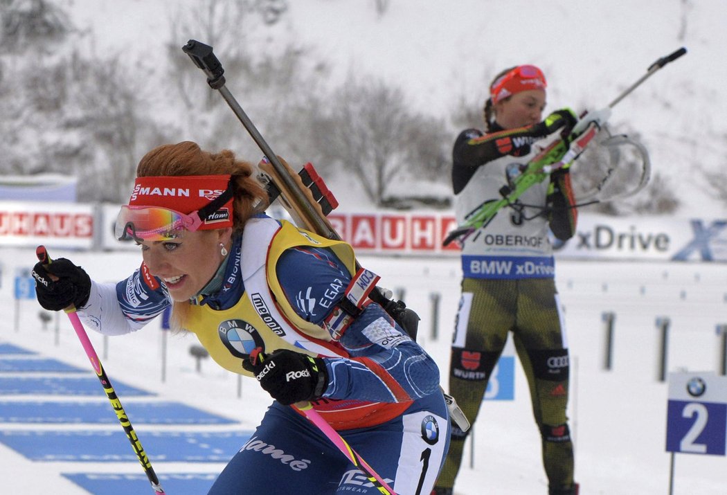 Gabriela Koukalová vyráží do závěrečné pasáže závodu