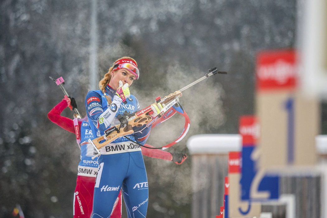 Gabriela Koukalová se chystá na střelbu během štafety v Ruhpoldingu