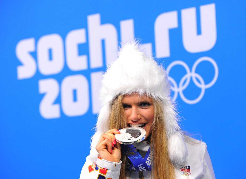 2014. Gabriela Koukalová při medailovém ceremoniálu na olympiádě v Soči s jedním ze svých dvou stříber.