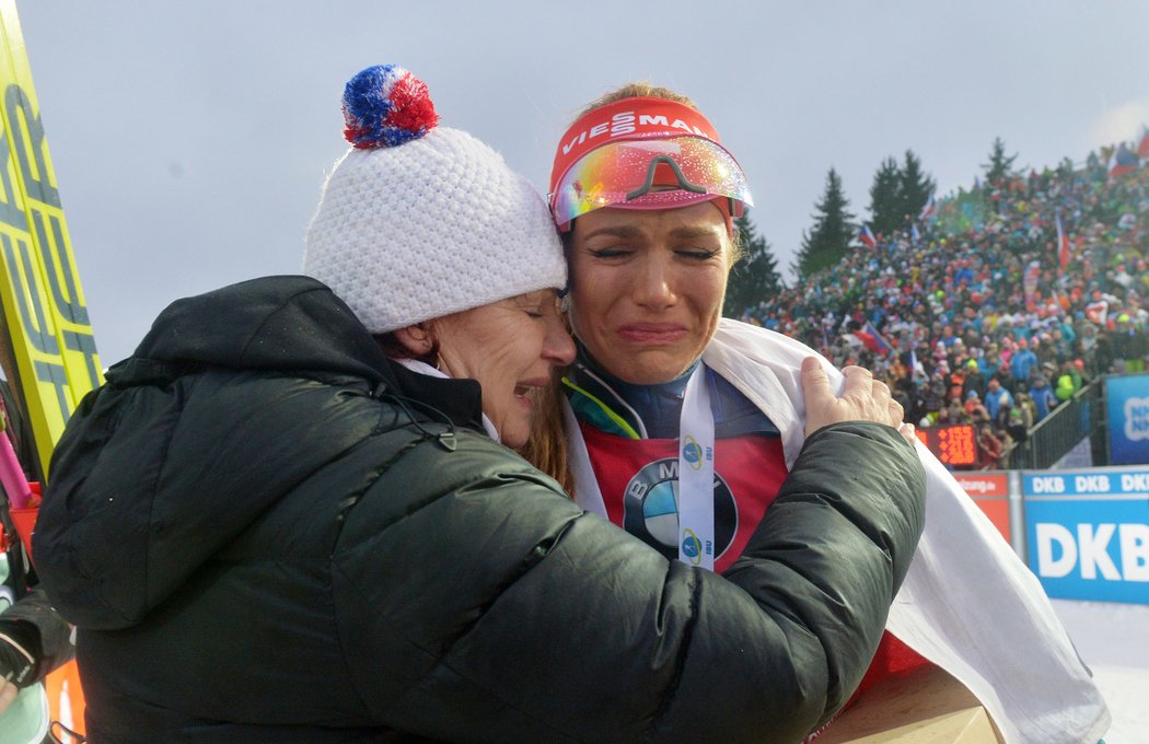 2016. Slzy dojetí sdílela Gabriela Koukalová v cíli vítězného závodu s hromadným startem při Světovém poháru v Novém Městě na Moravě.