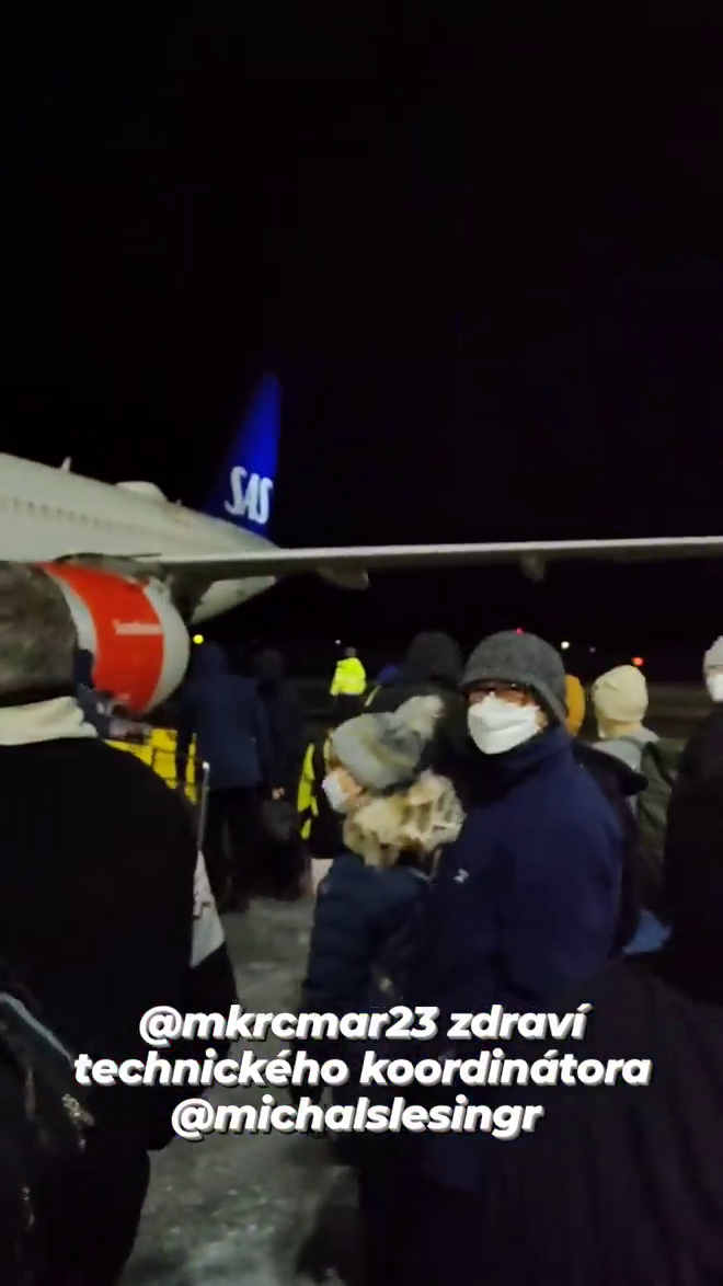 Jen jeden pasažér si na to mrazivé čekání nevzal ani bundu... Jakub Štvrtecký