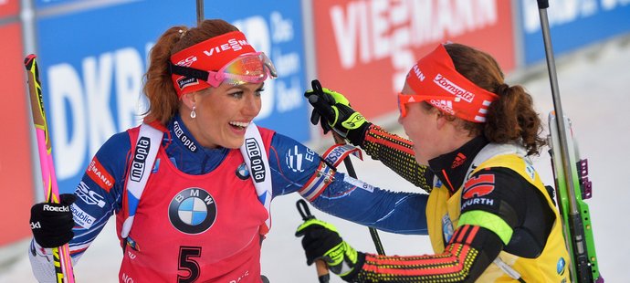 Gabriela Soukalová a Laura Dahlmeierová, velké soupeřky, které se ale vzájemně respektovaly