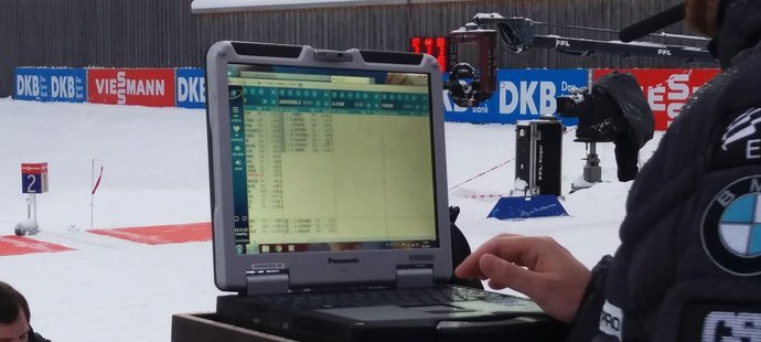 Průběžné informace mají k dispozici trenéři českých biatlonistů během závodů díky tomuto odolnému notebooku