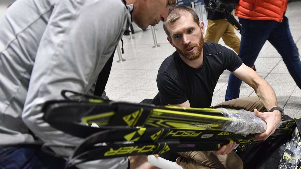Michal Šlesingr pomáhá balit vybavení při odletu biatlonistů