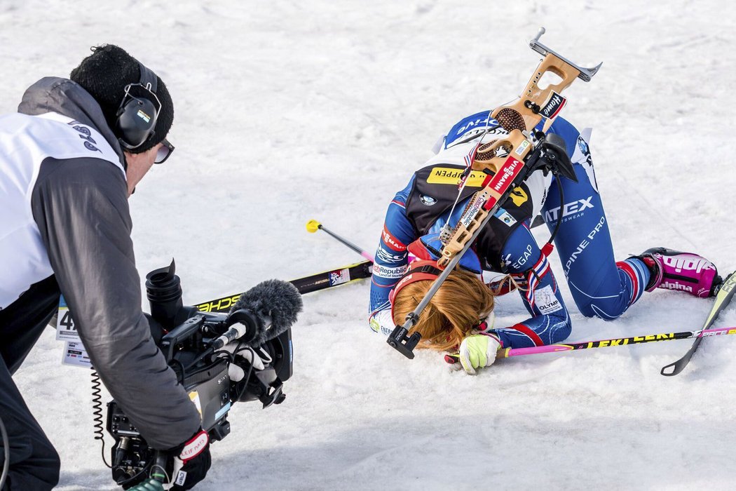 Vyčerpaná Gabriela Koukalová v cíli sprintu v Oslu