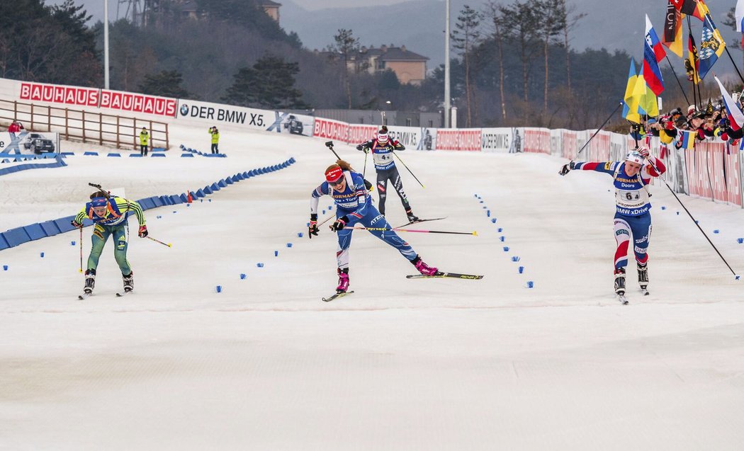 Napínavý finiš. Gabriela Koukalová v něm pro českou štafetu vyjela bronz