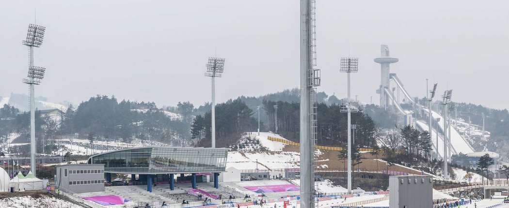 Za biatlonovým areálem v Pchjongčchangu se tyčí skokanské můstky