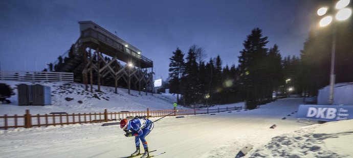 Nezvyklá biatlonová romantika. Trať ženské štafety byla osvětlena jen částečně.