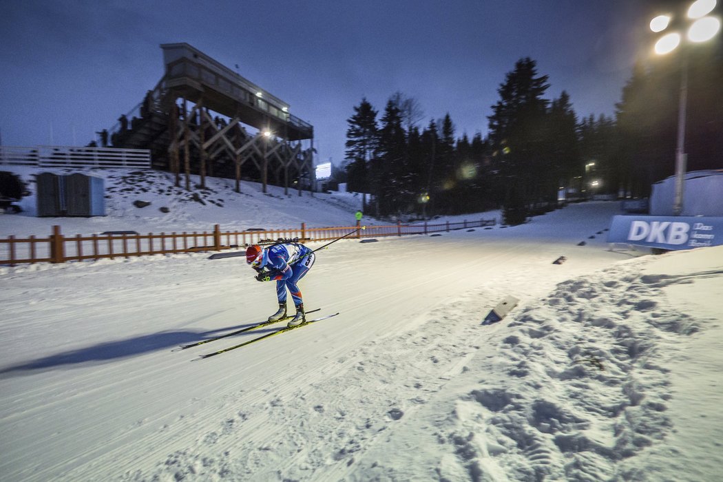 Nezvyklá biatlonová romantika. Trať ženské štafety byla osvětlena jen částečně.