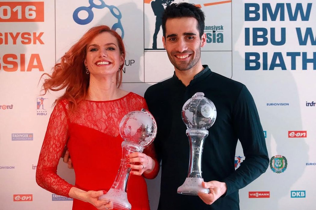 Gabriela Koukalová a Martin Fourcade na slavnostním vyhlášení vítězů Světového poháru v biatlonu