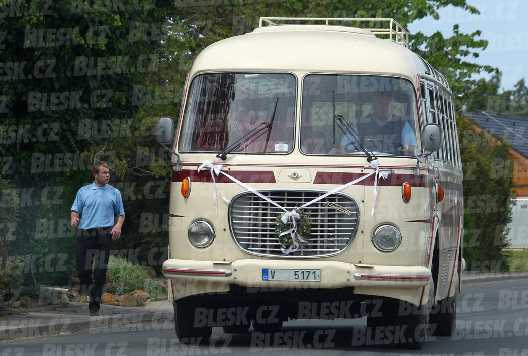 Trocha nostalgie rozhodně neuškodí. Koho přiveze tenhle starý autobus?