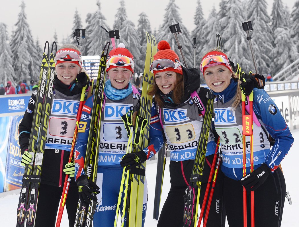 Eva Puškarčíková, Veronika Vítková, Jitka Landová a Gabriela Soukalová se radují z dalšího velkého biatlonového úspěchu