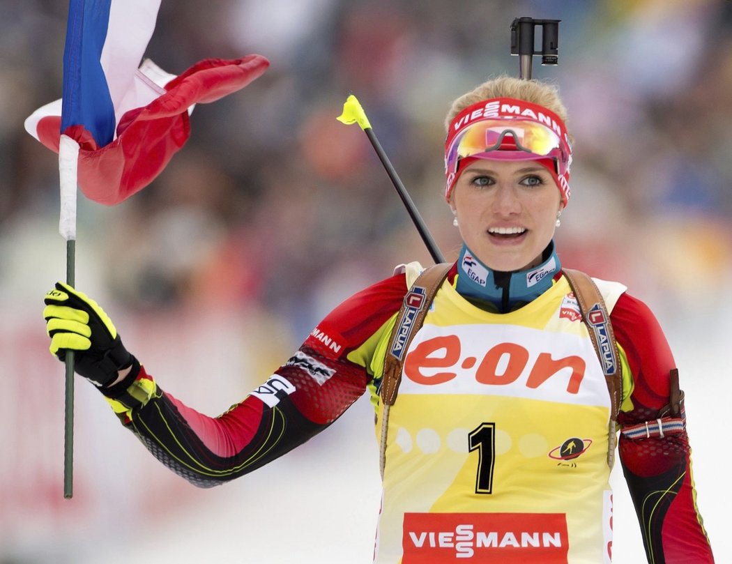 Biatlonistka Gabriela Soukalová vyhrála po pátečním vytrvalostní závodu v německém Ruhpoldingu i nedělní stíhačku