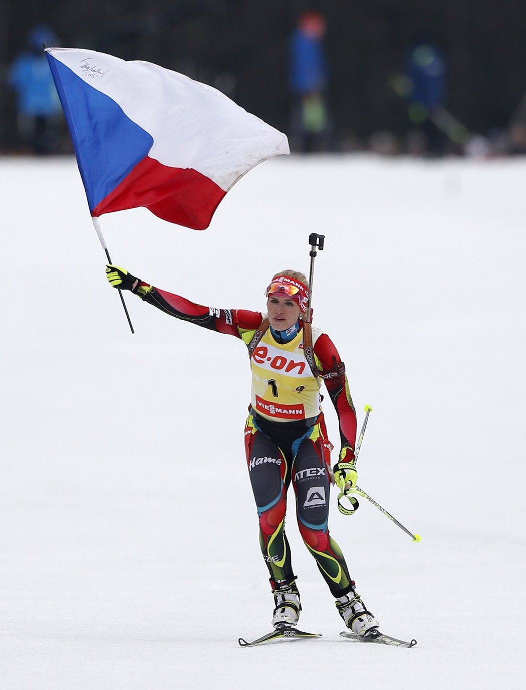 Česká biatlonistka Gabriela Soukalová dojela do cíle s českou vlajkou v ruce. Vedoucí žena Světového poháru na střelnici ani jednou neminula a celý závod jela bezpečně v čele. Znovu potvrdila skvělou formu v olympijské sezoně.