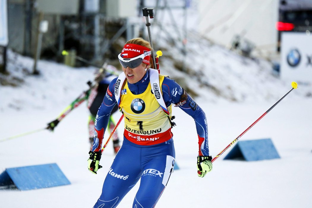 Po prvních závodech v Östersundu udržela Gabriela Soukalová žlutý trikot pro vedoucí závodnici Světového poháru