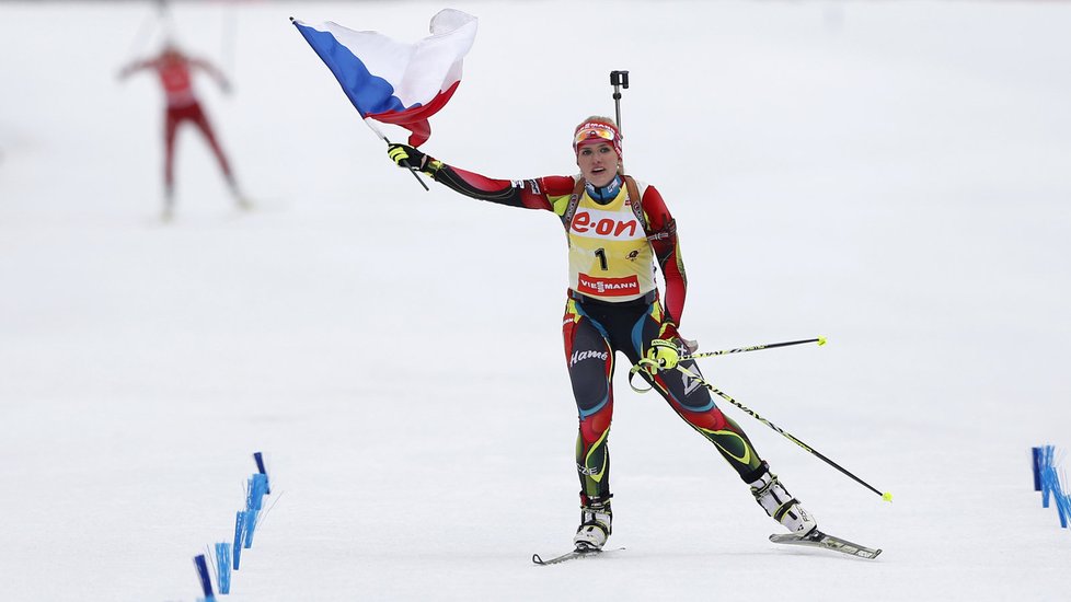 Euforie před cílem. Gabriela Soukalová zvládla nedělní závod suverénně a do cíle dojela s českou vlajkou v ruce.