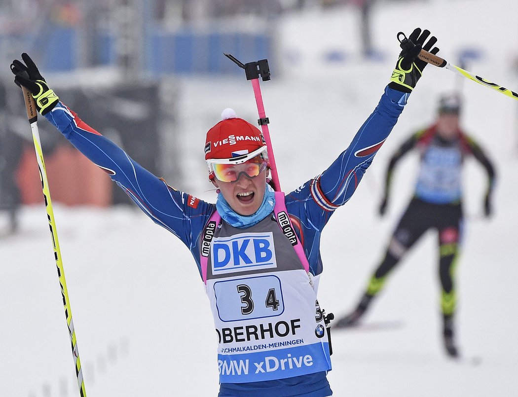 Veronika Vítková slaví. České biatlonistky ovládly štafetu Světového poháru v Oberhofu